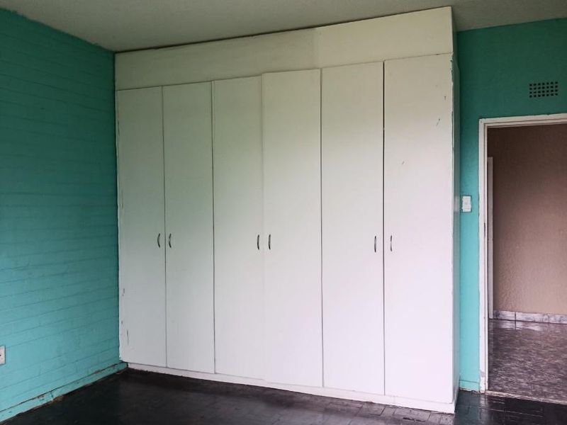 2 bedroom unit with fireplace and balcony in Crown Gardens - Photo 7