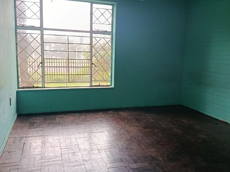 2 bedroom unit with fireplace and balcony in Crown Gardens - Photo 6