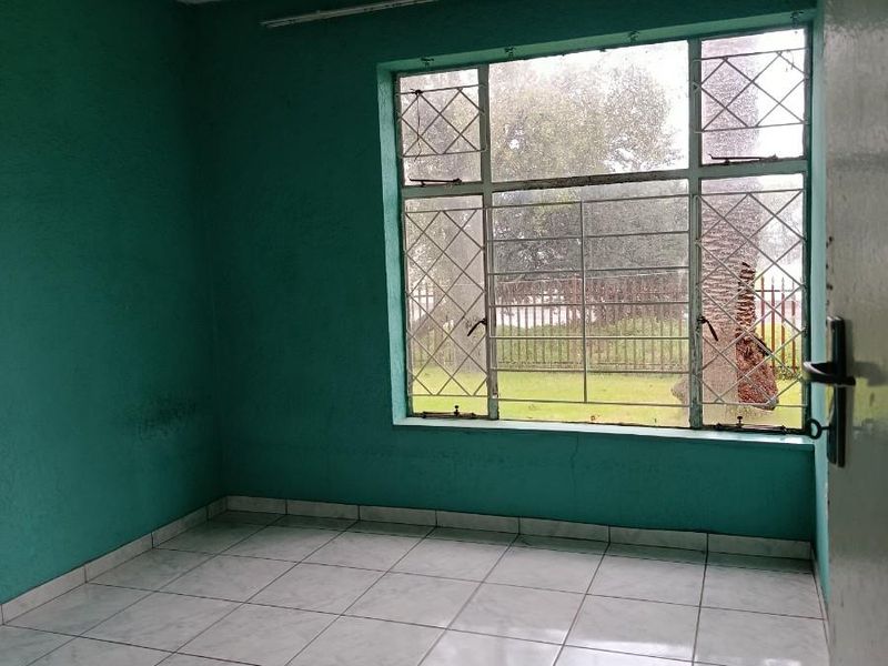 2 bedroom unit with fireplace and balcony in Crown Gardens - Photo 10