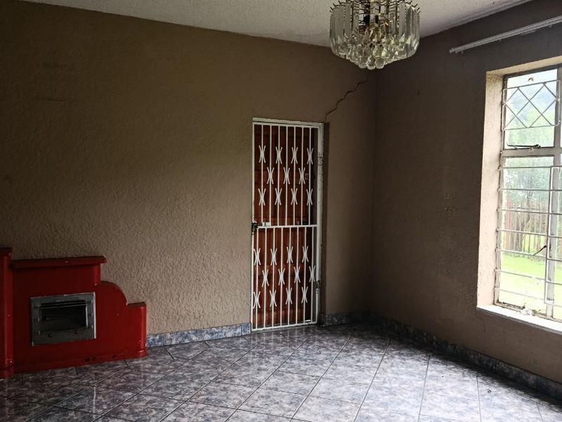 2 bedroom unit with fireplace and balcony in Crown Gardens - Photo 2