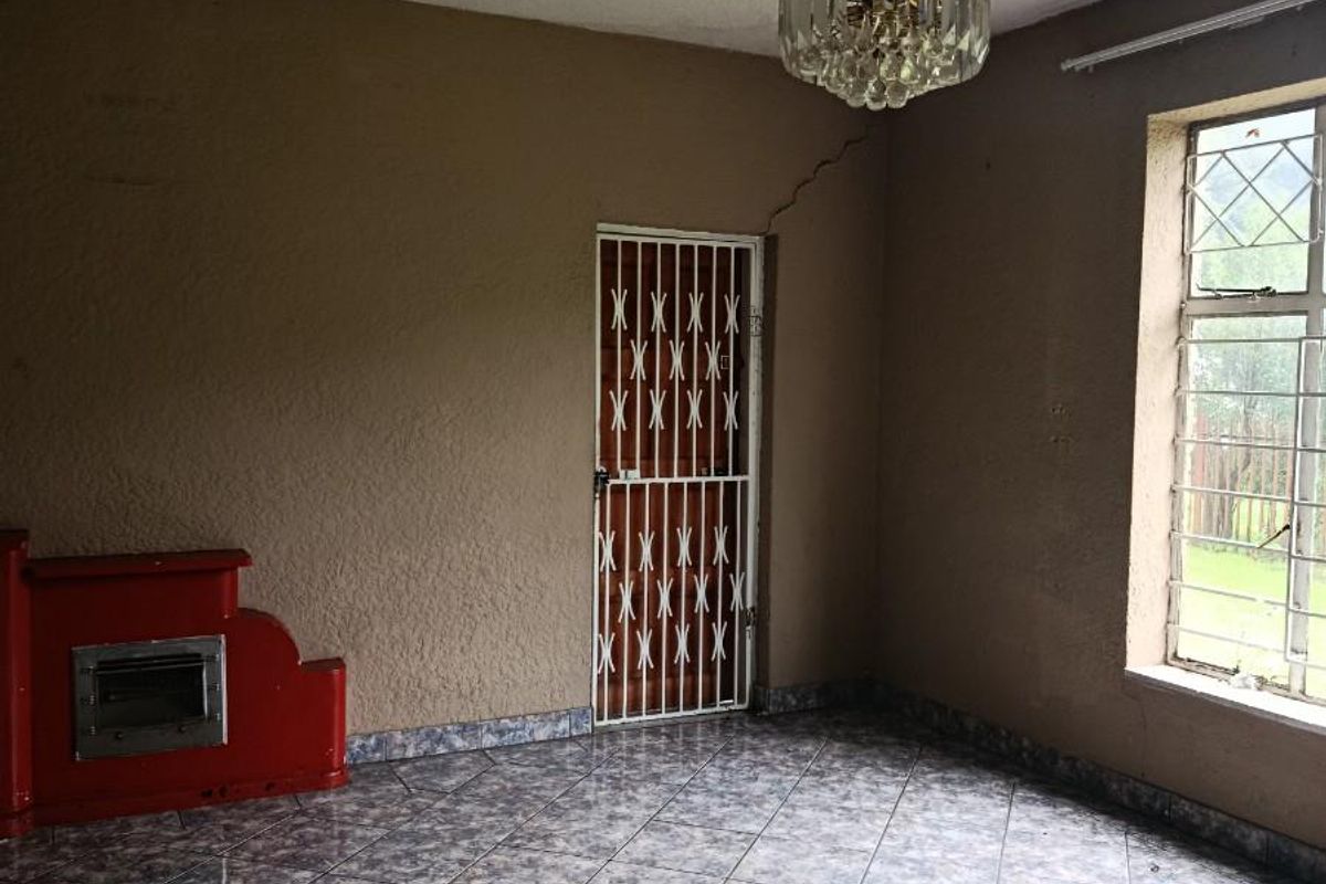 2 bedroom unit with fireplace and balcony in Crown Gardens - Photo 2