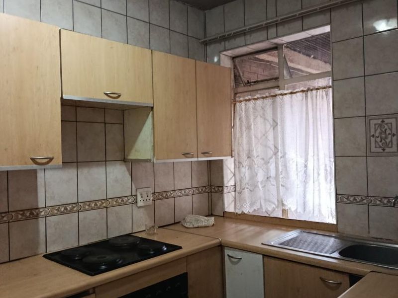 2 bedroom unit with fireplace and balcony in Crown Gardens - Photo 4