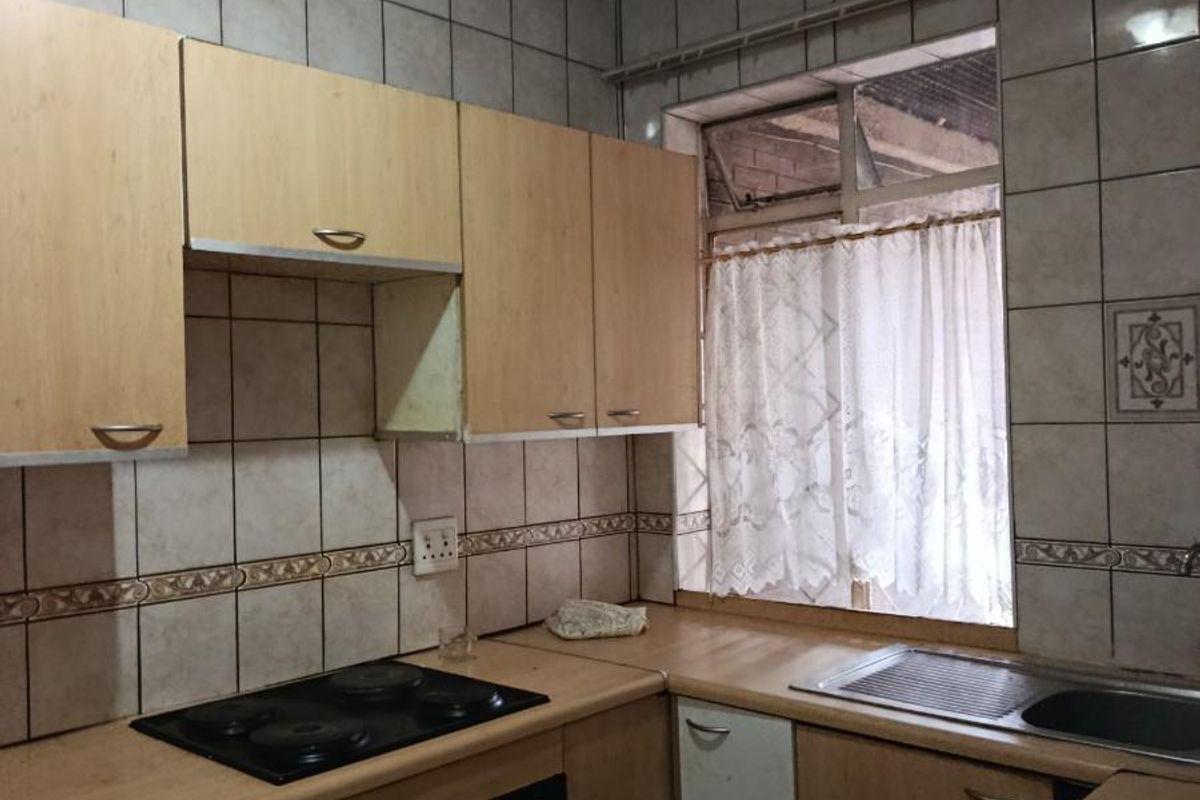 2 bedroom unit with fireplace and balcony in Crown Gardens - Photo 4