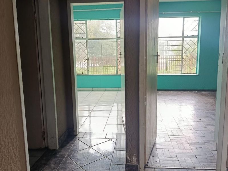 2 bedroom unit with fireplace and balcony in Crown Gardens - Photo 5