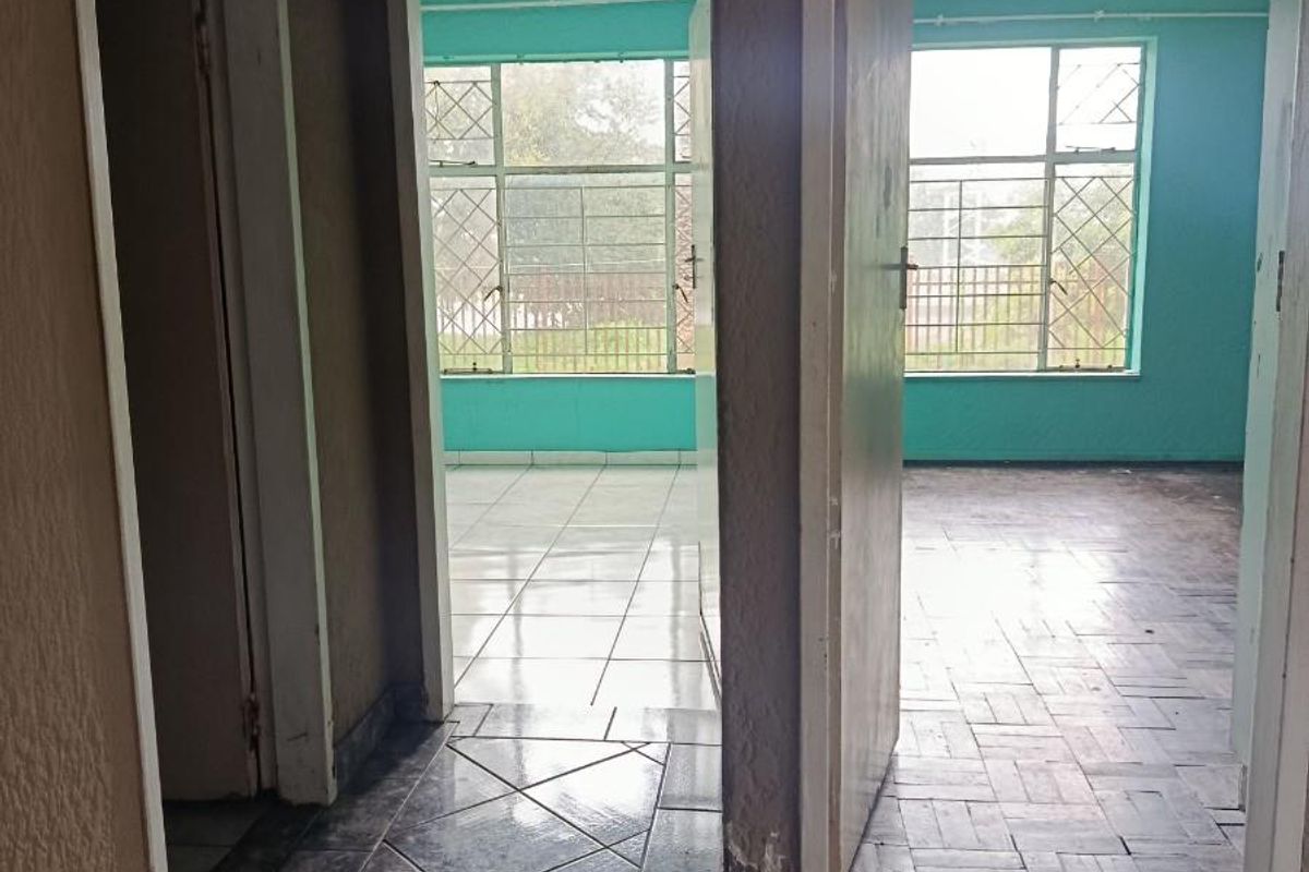 2 bedroom unit with fireplace and balcony in Crown Gardens - Photo 5