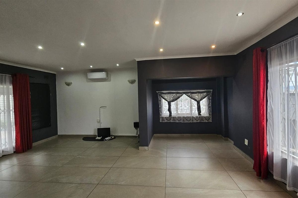Comfortable 3 Bedroom Family Home with Space and Security in Raisethorpe - Photo 4