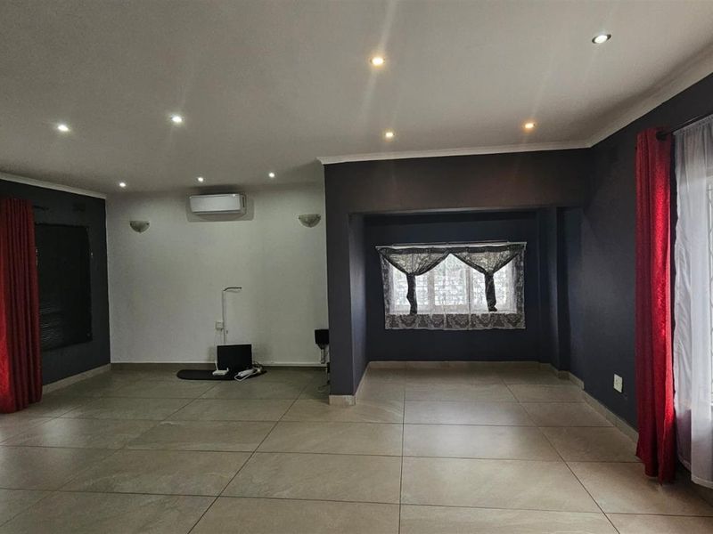 Move-in ready 3 bedroom home with space, security and neat finishes for sale in Raisethorpe - Photo 10