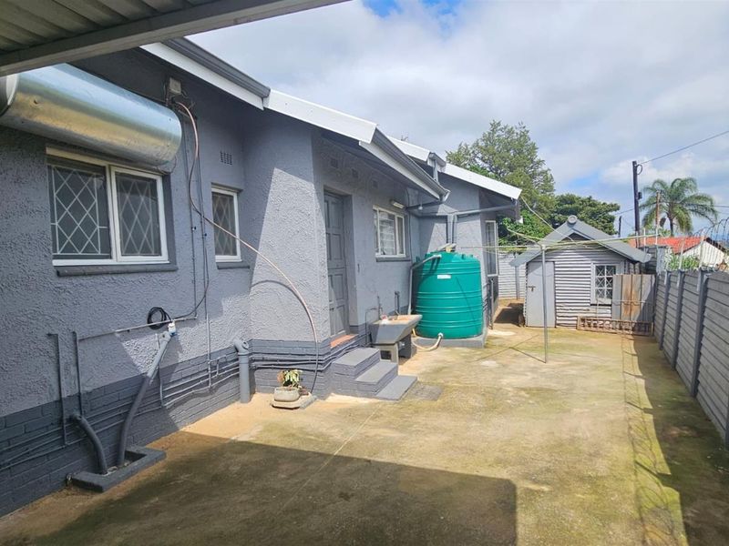 Move-in ready 3 bedroom home with space, security and neat finishes for sale in Raisethorpe - Photo 5