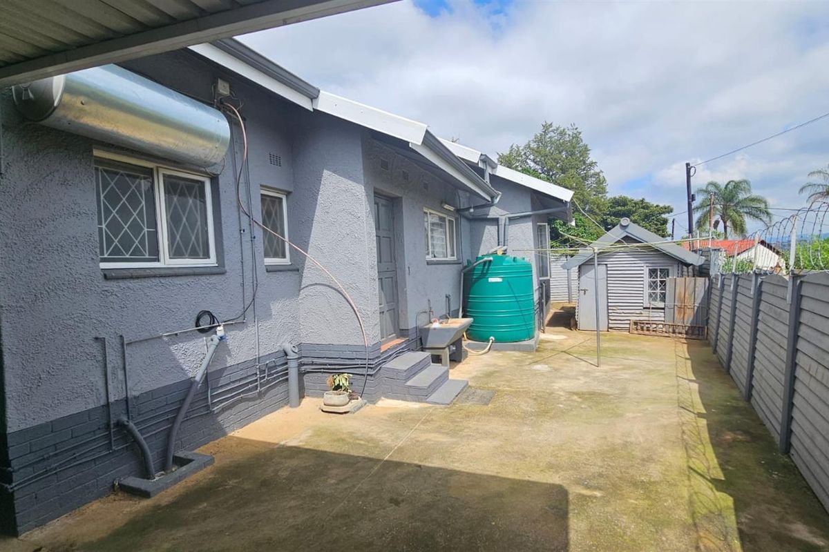 Move-in ready 3 bedroom home with space, security and neat finishes for sale in Raisethorpe - Photo 5