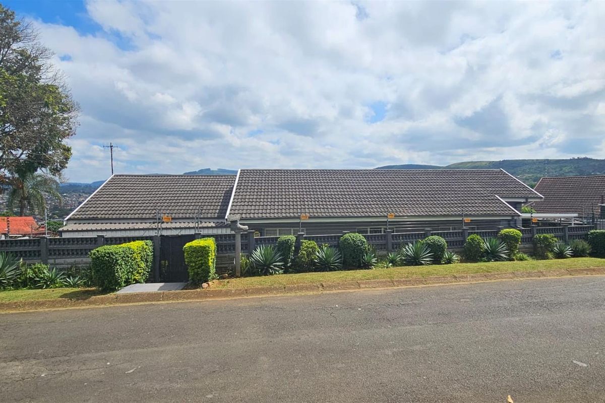 Move-in ready 3 bedroom home with space, security and neat finishes for sale in Raisethorpe - Photo 2