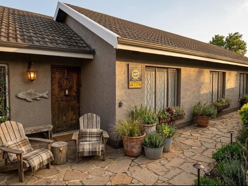 Comfortable 3 Bedroom Family Home with Space and Security in Raisethorpe - Photo 2