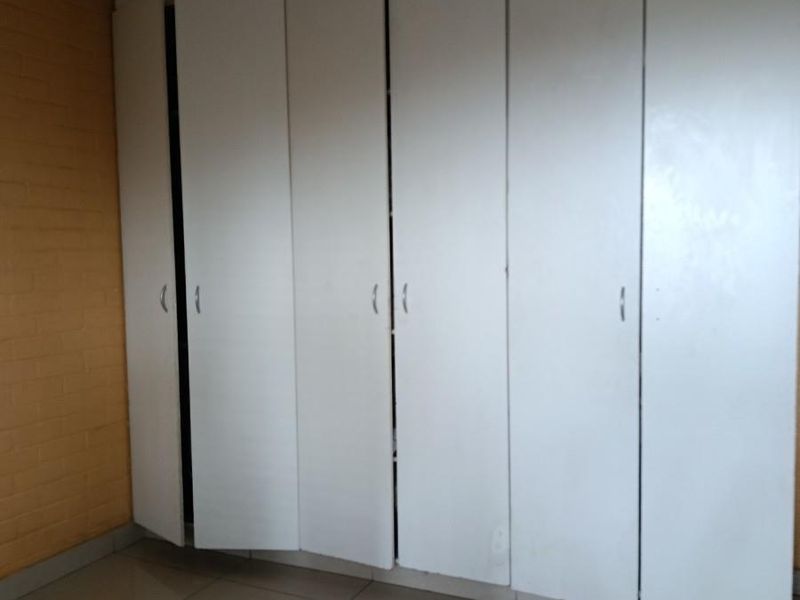 Large Corner Unit 2 Bedroom with Top Balcony - Photo 6