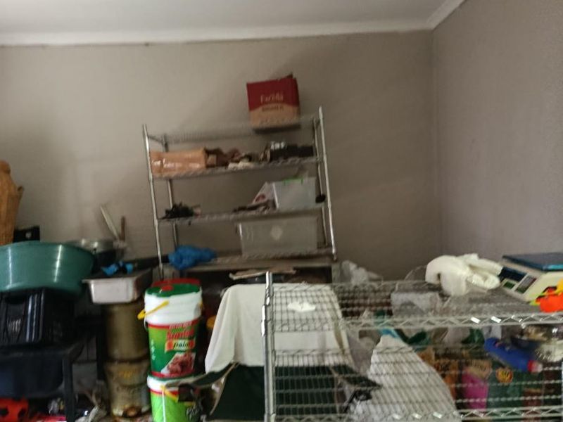 Large Corner Unit 2 Bedroom with Top Balcony - Photo 2