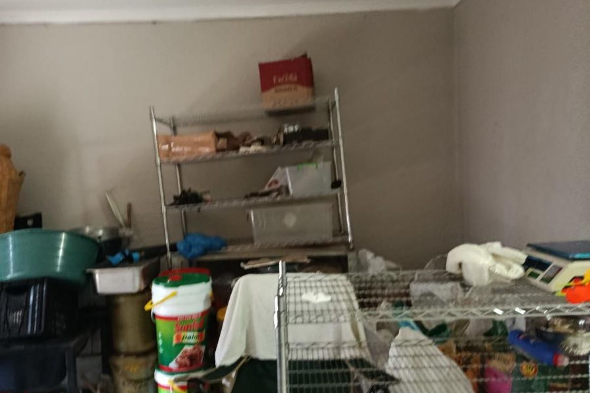 Large Corner Unit 2 Bedroom with Top Balcony - Photo 2