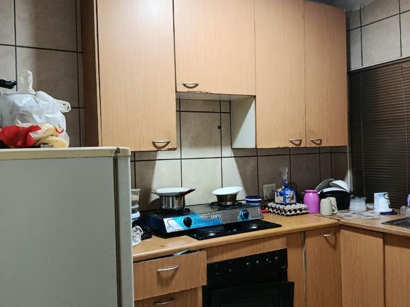 Large Corner Unit 2 Bedroom with Top Balcony - Photo 3