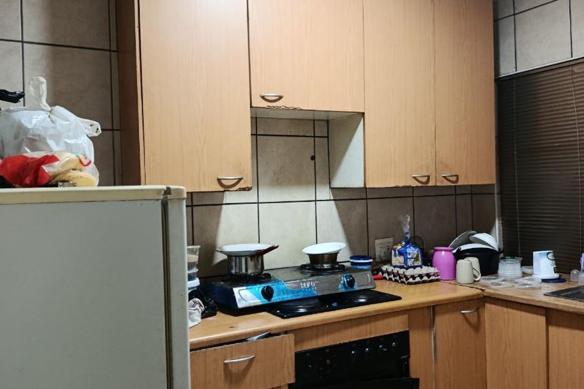 Large Corner Unit 2 Bedroom with Top Balcony - Photo 3