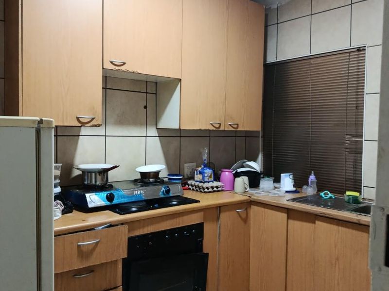 Large Corner Unit 2 Bedroom with Top Balcony - Photo 4