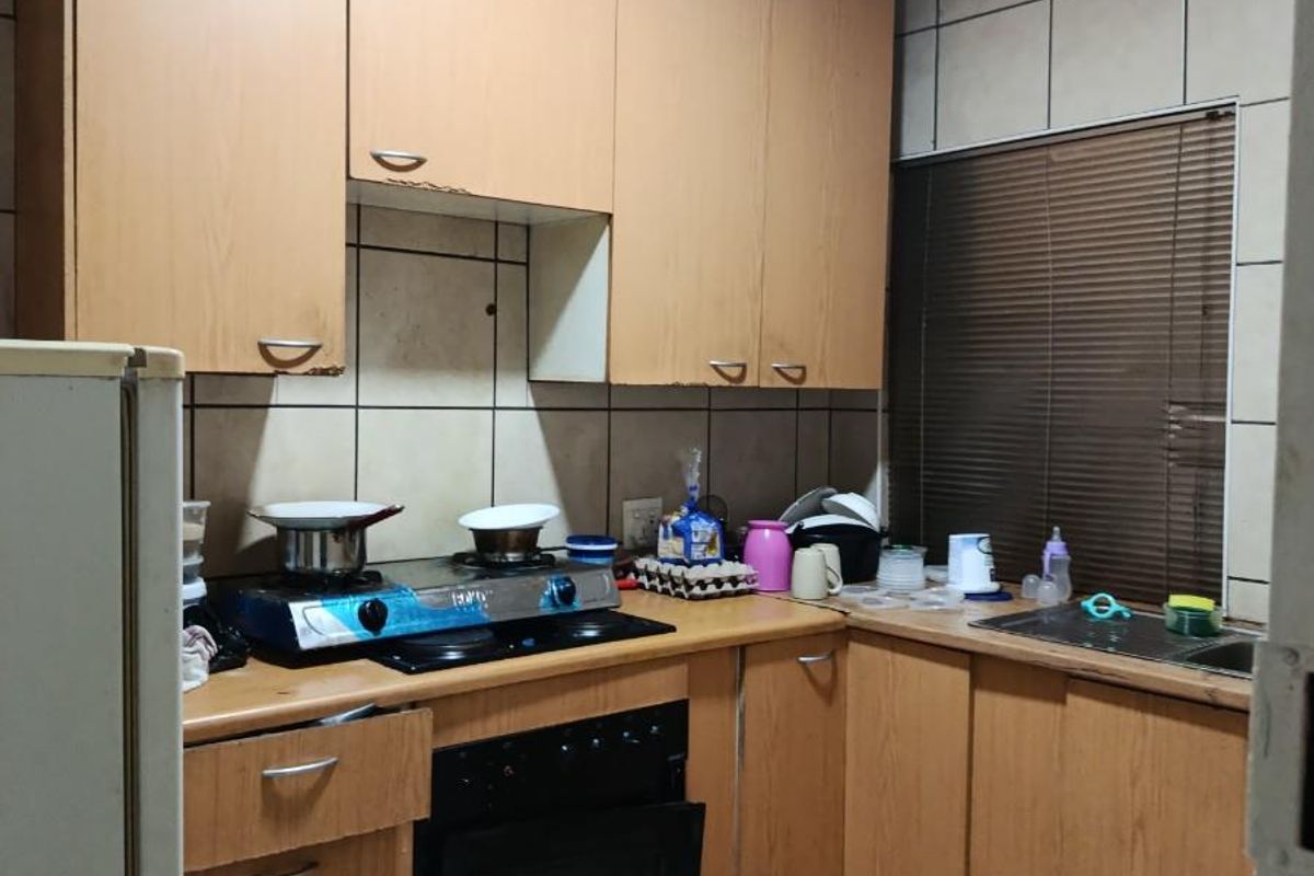 Large Corner Unit 2 Bedroom with Top Balcony - Photo 4