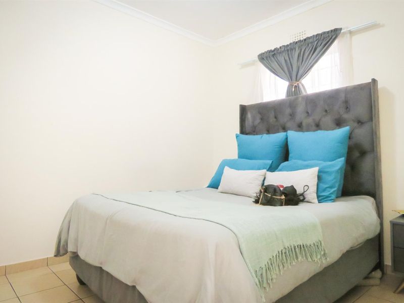 Modern Ground Floor 2-Bedroom Apartment in Sought-After Thornwood Complex Cape Town For Rent - Photo 10