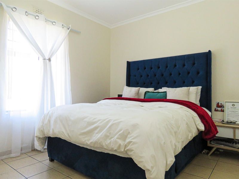 Modern Ground Floor 2-Bedroom Apartment in Sought-After Thornwood Complex Cape Town For Rent - Photo 7