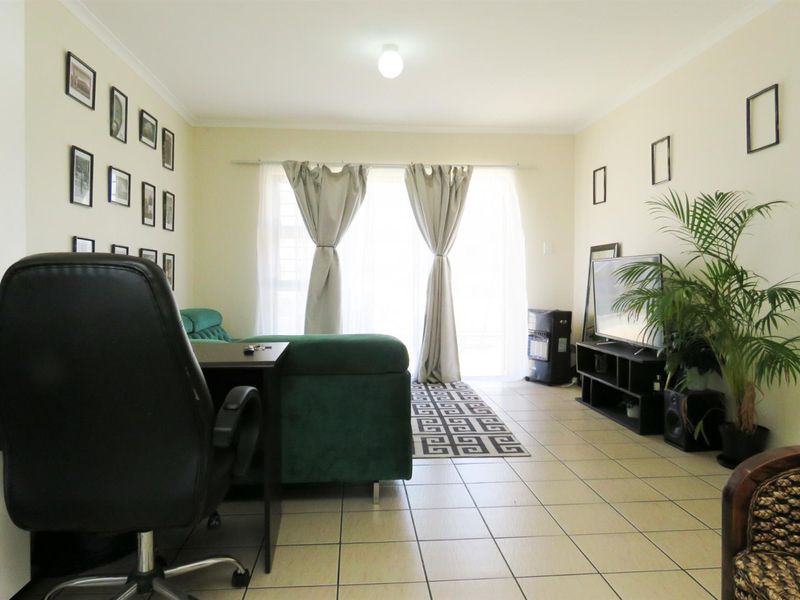 Modern Ground Floor 2-Bedroom Apartment in Sought-After Thornwood Complex Cape Town For Rent - Photo 6