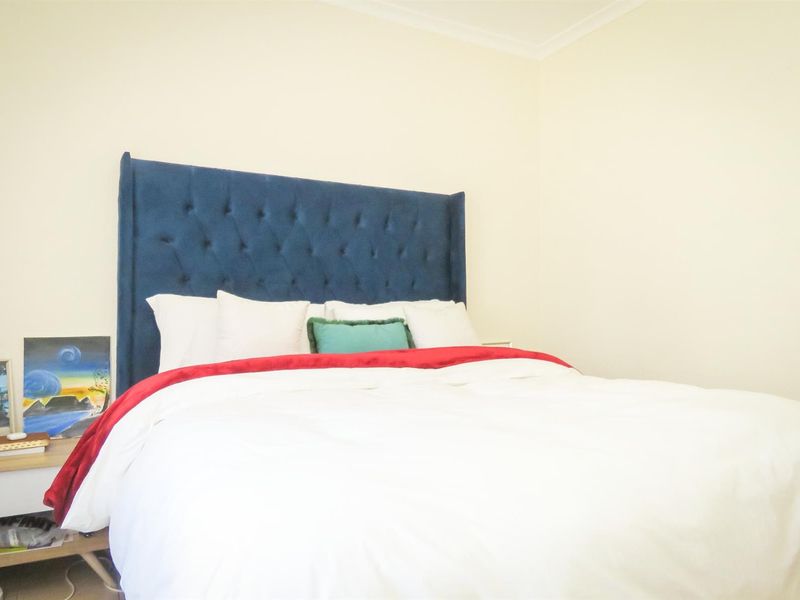 Modern Ground Floor 2-Bedroom Apartment in Sought-After Thornwood Complex Cape Town For Rent - Photo 9