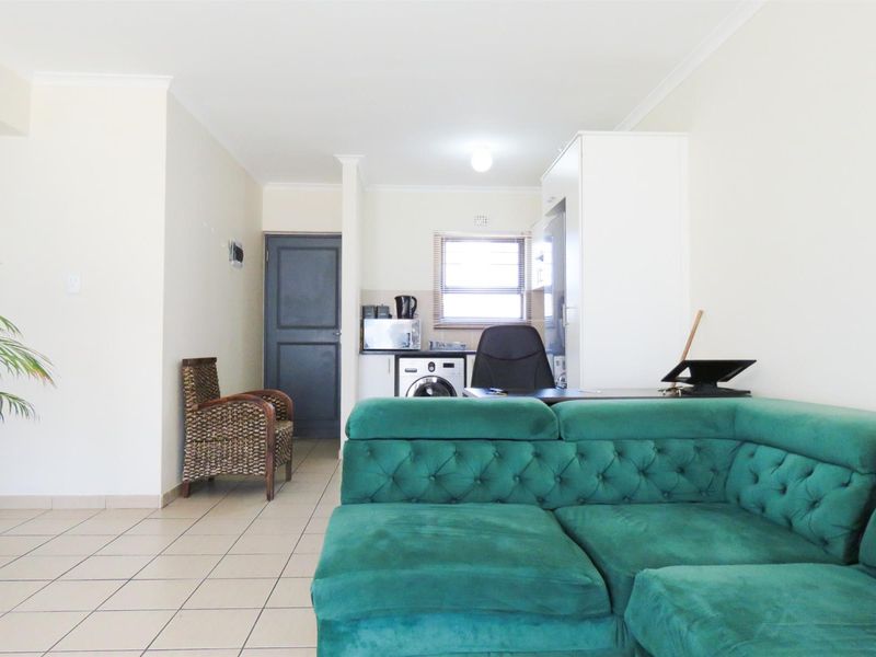 Modern Ground Floor 2-Bedroom Apartment in Sought-After Thornwood Complex Cape Town For Rent - Photo 5