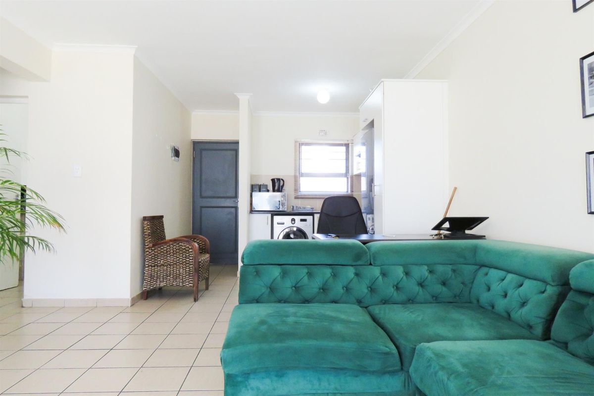Modern Ground Floor 2-Bedroom Apartment in Sought-After Thornwood Complex Cape Town For Rent - Photo 5