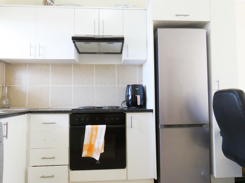 Modern Ground Floor 2-Bedroom Apartment in Sought-After Thornwood Complex Cape Town For Rent - Photo 4