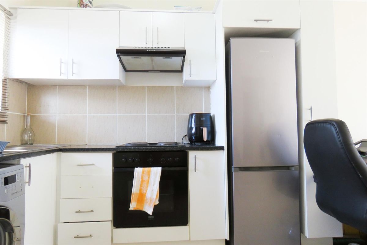 Modern Ground Floor 2-Bedroom Apartment in Sought-After Thornwood Complex Cape Town For Rent - Photo 4