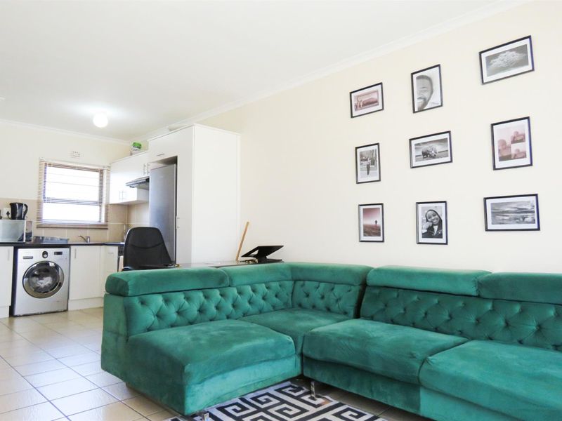 Modern Ground Floor 2-Bedroom Apartment in Sought-After Thornwood Complex Cape Town For Rent - Photo 2
