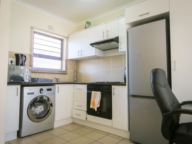 Modern Ground Floor 2-Bedroom Apartment in Sought-After Thornwood Complex Cape Town For Rent - Photo 3