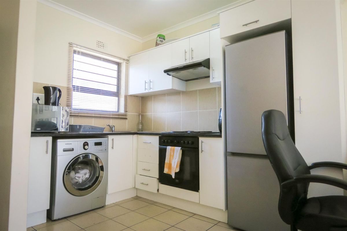 Modern Ground Floor 2-Bedroom Apartment in Sought-After Thornwood Complex Cape Town For Rent - Photo 3