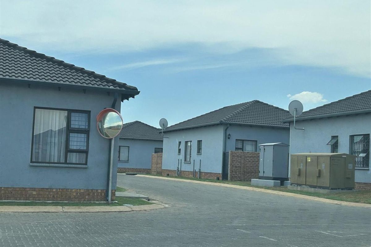 Elegant Living in Parklands Estate-Weaver Nest - Photo 3