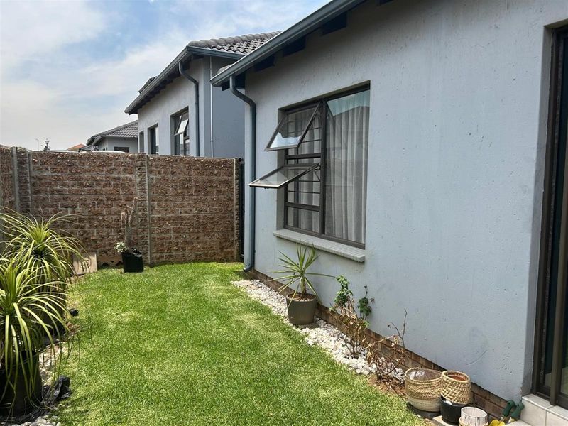 Elegant Living in Parklands Estate-Weaver Nest - Photo 4