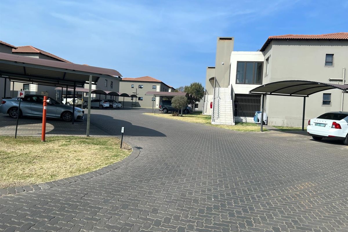 Secure Family, Pet Friendly Townhouse / Great Investment-Urgent Sale - Photo 3