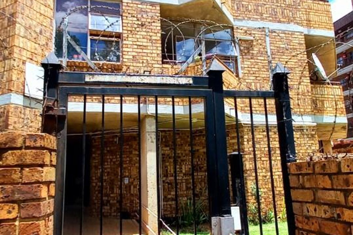 NEWLY RENOVATED 2-BEDROOM APARTMENT IN THE HEART OF PRETORIA NORTH - Photo 5