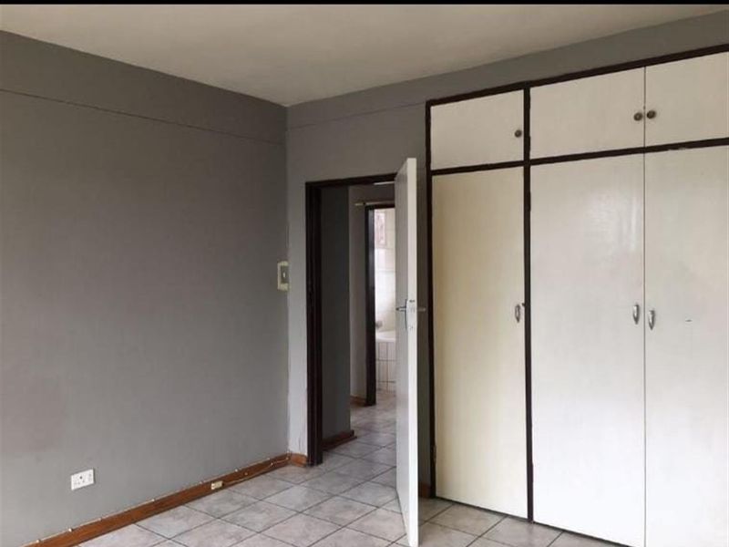 One and a Half Bedroom Apartment to Rent - Photo 2