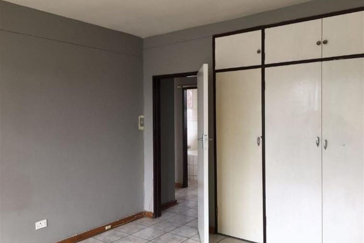 One and a Half Bedroom Apartment to Rent - Photo 2