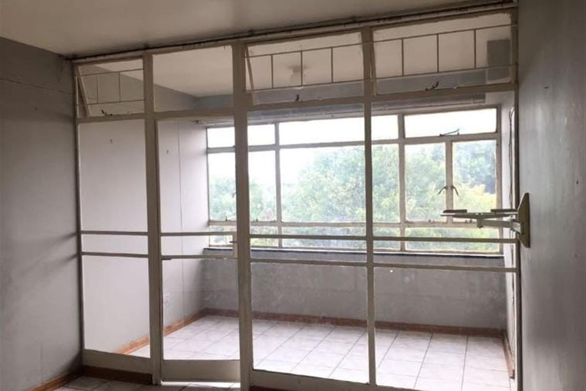 One and a Half Bedroom Apartment to Rent - Photo 3