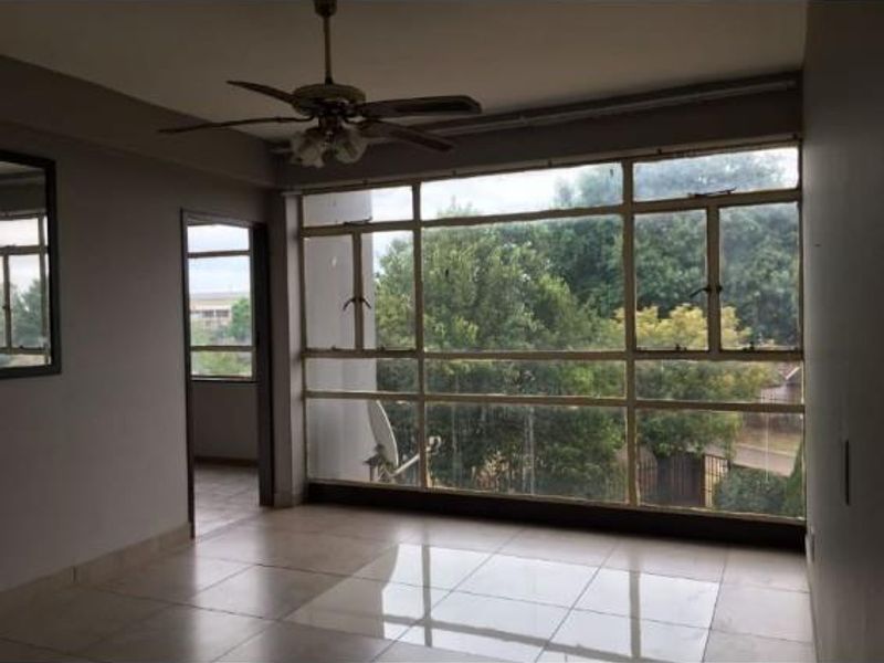 One and a Half Bedroom Apartment to Rent - Photo 4