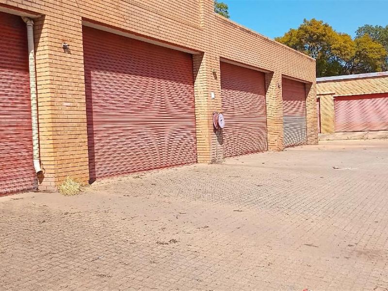 Duiwelskloof - Commercial Property With 8 Residential Units and Workshop - Photo 3