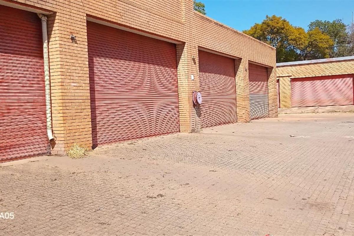 Duiwelskloof - Commercial Property With 8 Residential Units and Workshop - Photo 3