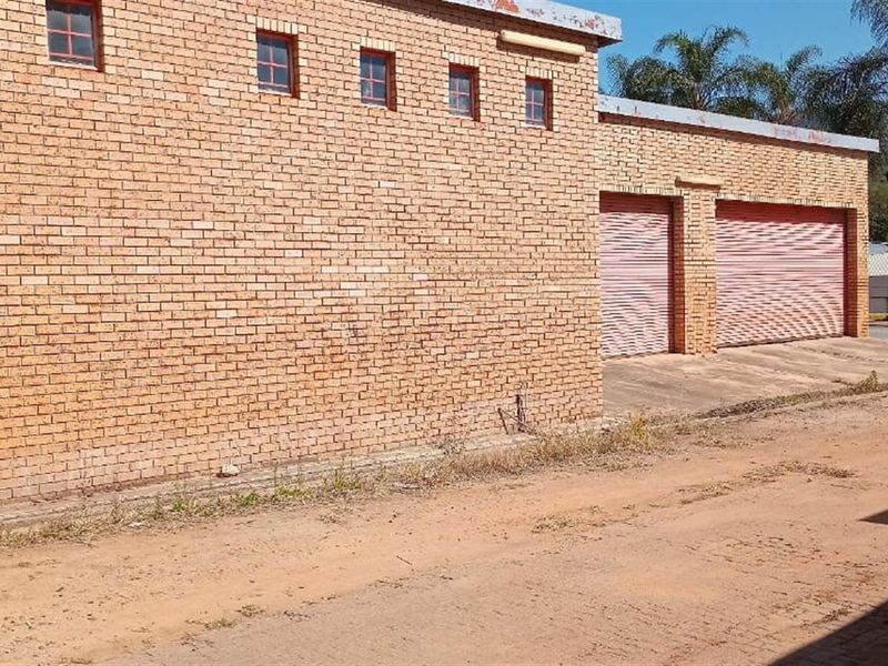 Duiwelskloof - Commercial Property With 8 Residential Units and Workshop - Photo 4