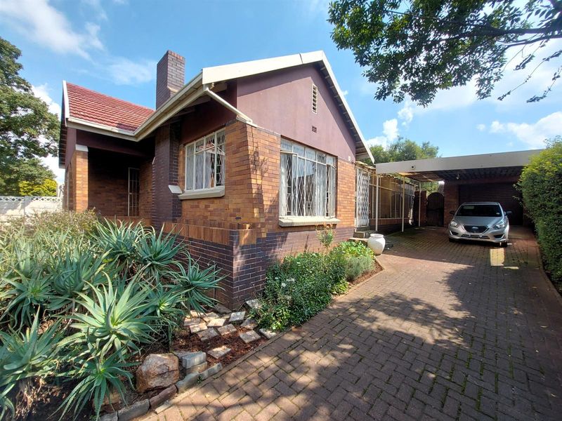 3-Bedroom Home with Spacious Yard in Sunnyridge - Great Potential - Photo 2