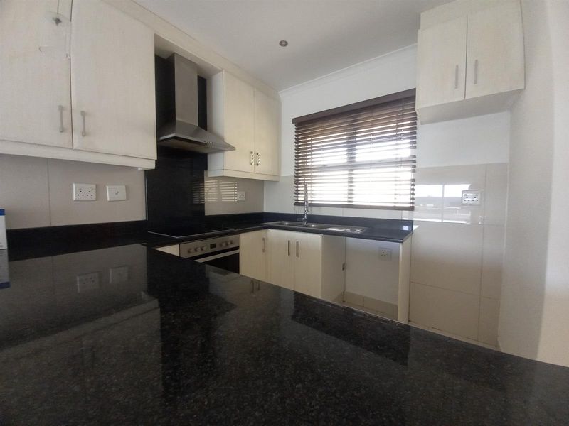 Immaculate Exclusive Gateway Apartment - Photo 10