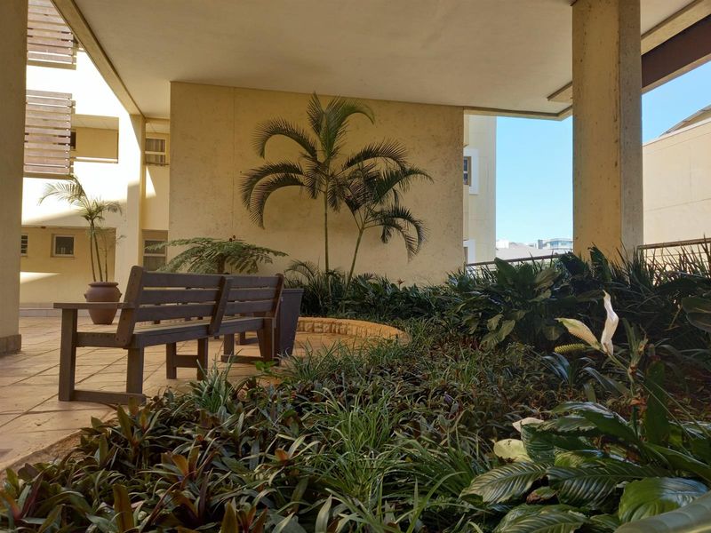 Immaculate Exclusive Gateway Apartment - Photo 4