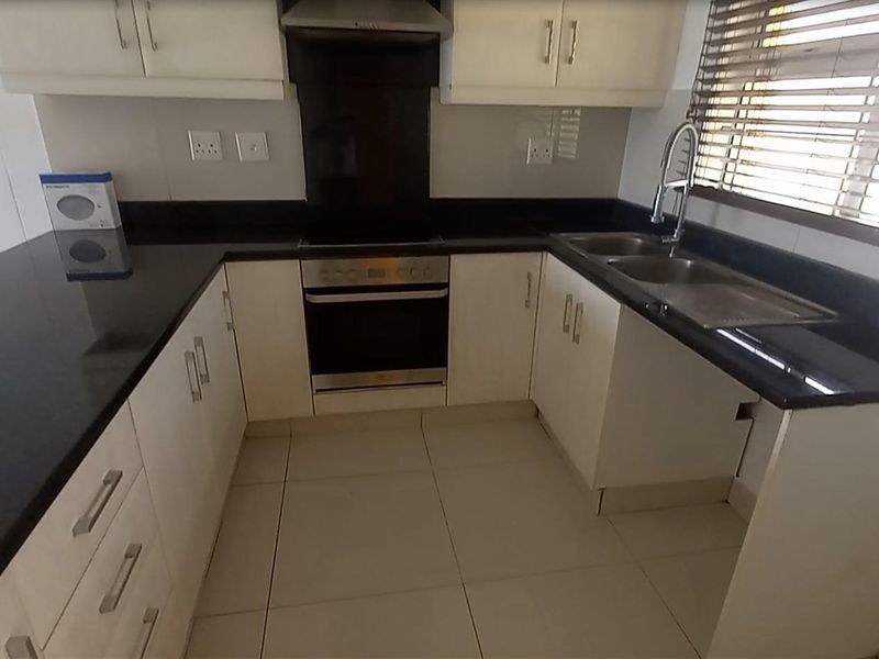 Immaculate Exclusive Gateway Apartment - Photo 9