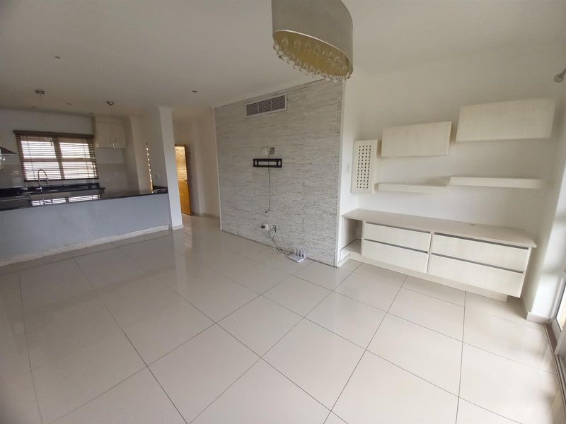 Immaculate Exclusive Gateway Apartment - Photo 8