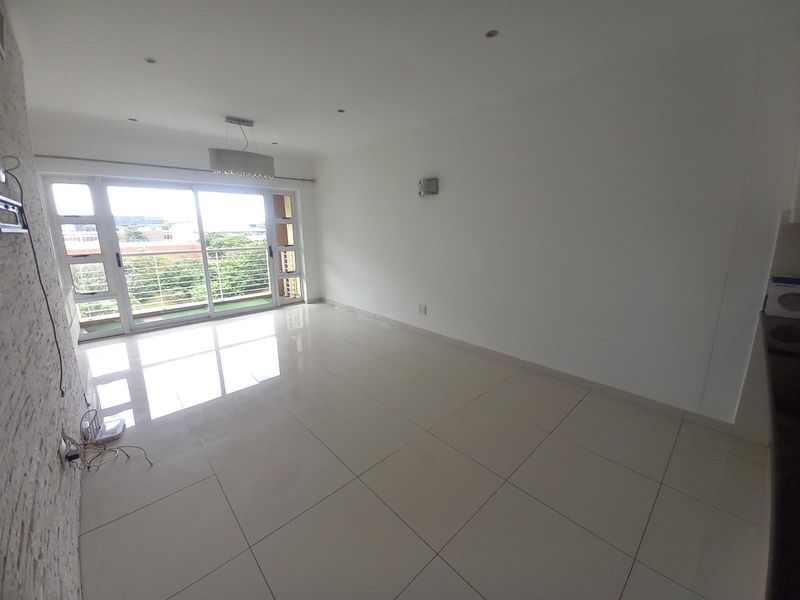 Immaculate Exclusive Gateway Apartment - Photo 6